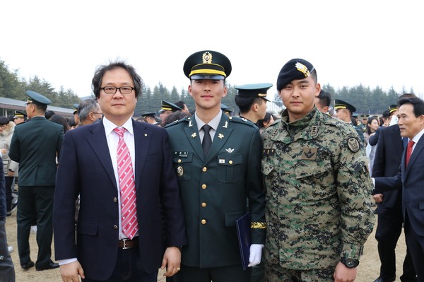 안제마 중위 임관식 때 특전사 장교로 복무했던 아버지, 현직 특전사 장교인 형과 함께 찍은 사진.