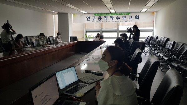 성남시는 지난 26일 시청 6층 회의실에서 ‘가정폭력 실태조사 및 관련 정책 수립에 관한 연구용역 착수 보고회’를 열었다. (사진제공=성남시청)