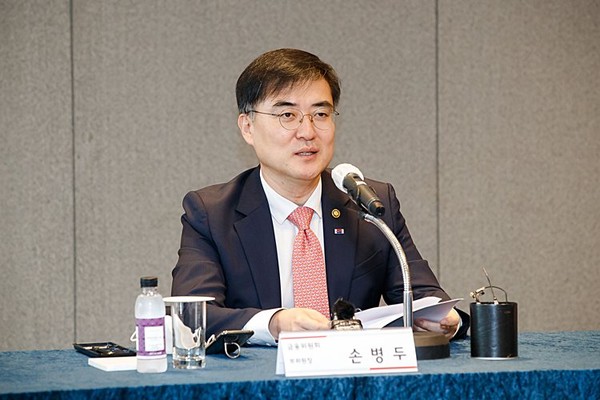 29일 은행연합회 국제회의실에서 열린 포럼에서 손병두 금융위원회 부위원장은 마이데이터의 성공적 도입을 위한 전제조건을 제시했다.(사진=금융위)