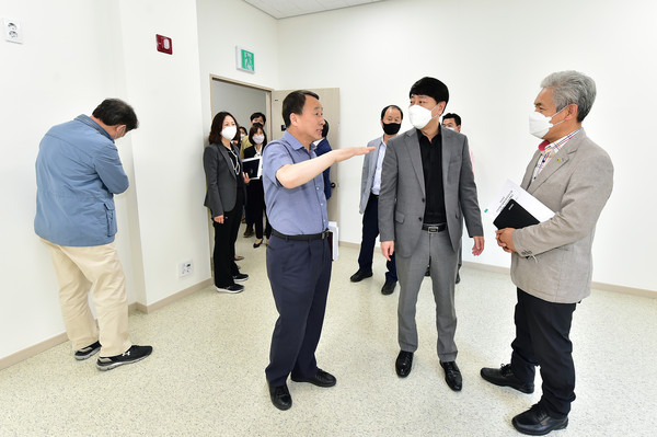 차준택 부평구청장이 삼산동 자활센터 공사현장을 점검하고 있다. (사진제공=부평구청)