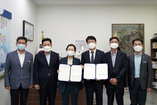 성남시는 29일 시장 집무실에서 은수미 시장과 조정현 한국장학재단 금융복지본부장 등이 참석한 가운데 ‘학자금 대출 청년 장기연체자 신용회복 지원사업을 위한 업무협약’을 체결했다. (사진제공=성남시청)