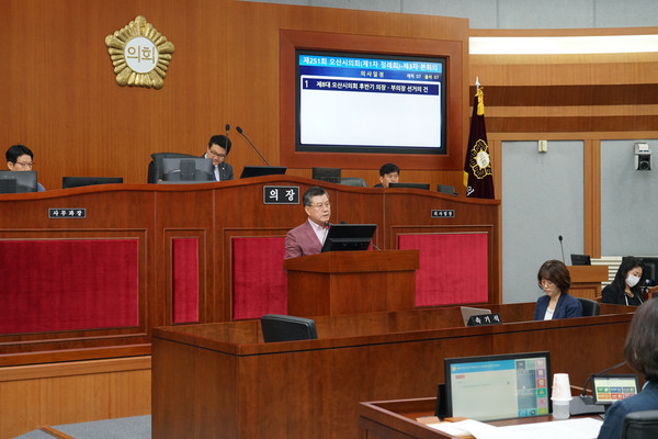 이상복 통합당 오산시의회 의원이 “당리당략과 리모컨 정치로 소신 없는 시의원으로 전락하는 것이 부끄러운 일이 아닐 수 없다.”며 오산시의회 후반기 의장단 원구성을 놓고 작심 비판하고 있다. 사진은 의사진행 발언을 하고 있는 이상복 시의원.(사진제공=오산시의회)