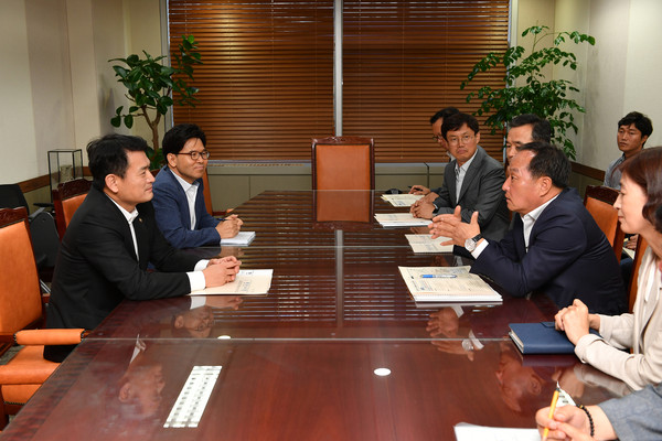 정동균 양평군수와 김경욱국토부제2차관과 면담 모습 (사진제공=양평군청)
