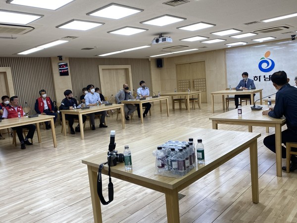 30일 오후 하남~송파 도시철도건설 관련 주민설명회 및 전문가 토론회가 무산된 이후 상황실에서 김상호 시장이 발언하고 있다. (사진=장은기 기자)