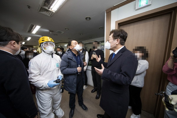 코로나19 역학조사를 위해 과천신천지예수교회를 찾은 이재명 지사 (사진제공=경기도청)