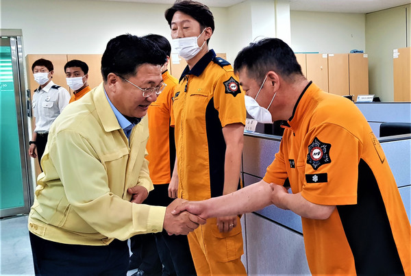 민선7기 2주년을 맞아 이천소방서를 찾은 엄태준 시장이 소방관들을 격려하고 있다. (사진=송석원 기자)