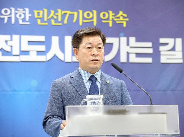 박승원 광명시장은 1일 시청 중회의실에서 취임 2주기 기념 비대면 기자회견을 열었다. (사진제공=광명시청)