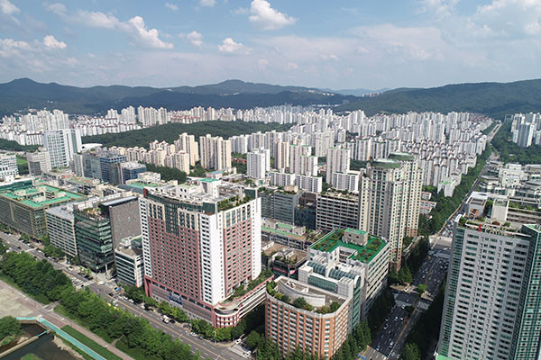 성남시는 5년 전 수립한 공동주택 리모델링 기본계획을 변화한 여건에 맞게 재정비한다. 사진은 수내동 서현동 일대 아파트 단지. (사진제공=성남시청)