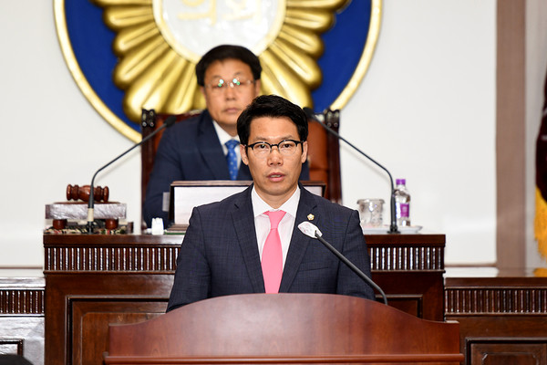 통합당 임종훈 시의원이 퇴장 전 발언을 통해 “다수의 의석을 바탕으로 한 민주당 시의원들이 기본 원칙도 무시하고, 하반기 의장단을 나눠 먹기식으로 구성하겠다는 어처구니없는 행동에 강한 유감을 표명한다”고 밝히고 있다. (사진=김성운 기자)