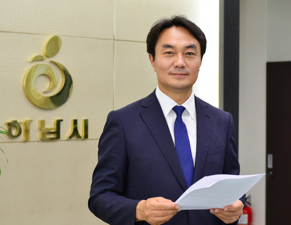 취임 2년을 맞은 김상호 하남시장이 "교통 확충을 통한 기업유치로 자족기능을 높이고, 시민 네트워크 확대를 통한 경쟁력 있는 교육도시 조성으로 40만 자족도시 건설에 더욱 박차를 가하겠다."고 말했다. 또 "호랑이 눈으로 시정을 판단하고, 소걸음처럼 우직하고 꾸준히 하남시 발전을 위해 매진하겠다"고 밝혔다. (사진제공=하남시청)