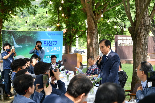 박윤국 포천시장은 지난1일 영북면 소재 한탄강지질공원센터 야외에서 취임2주년 기자 간담회를 통한 후반기 시정 방향 등에 따른 설명을 했다. (사진제공=포천시청)