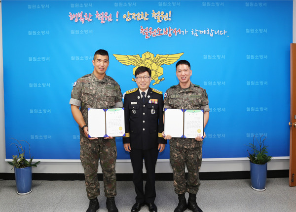 지난달 21일 휴가를 내 가족들과 함께 부대 인근 계곡에서 휴양을 보내던 중 물에 빠진 할아버지를 구조한 최고봉·우용희 중사. (사진제공=육군 1기갑여단)