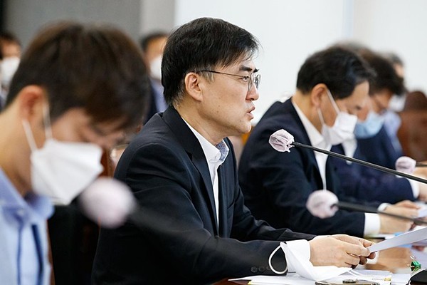금융위 손병두 부위원장은 사모펀드 점검과 관련, “금융소비자 피해 집중분야에 대한 전면점검ㆍ검사를 통해 금융시장 신뢰 제고를 위한 전기를 마련하겠다”고 말했다.