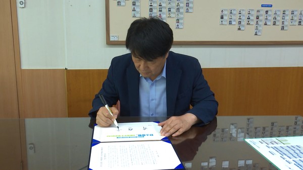 탄소중립 지방정부 실천연대 참여 서명하는 박형우 구청장. (사진제공=계양구청)