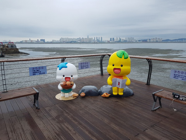 시흥시가 시 캐릭터인 해로·토로 조형물을 관내 주요 명소에 설치했다. 사진은 오이도 빨강등대에 설치된 해로·토로. (사진제공=시흥시청)