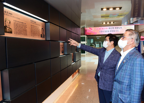 수원시와 SK네트웍스·SK건설은 지난 2일 염태영 수원시장 집무실에서 ‘구) 선경직물 재현건물 재조성 협약’을 체결하고, 전시문화공간 조성에 적극적으로 협력하기로 했다. (사진제공=수원시청)