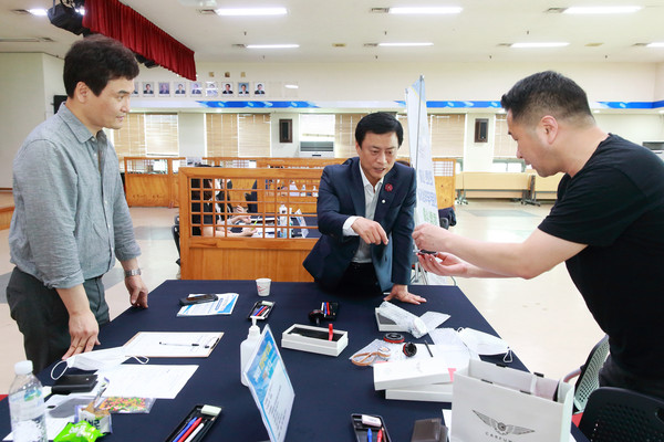 인천시 남동구는 코로나19로 판로 확보에 어려움을 겪는 중소기업을 위해 ‘전문무역상사 초청 수출 상담회’를 개최했다. (사진제공=남동구청)