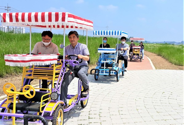 이천시가 지난 4일 하천관광 자전거 대여상품을 선보이며 신둔천·복하천에 자전거대여소 구축을 마치고 운영에 들어갔다. (사진제공=이천시청)