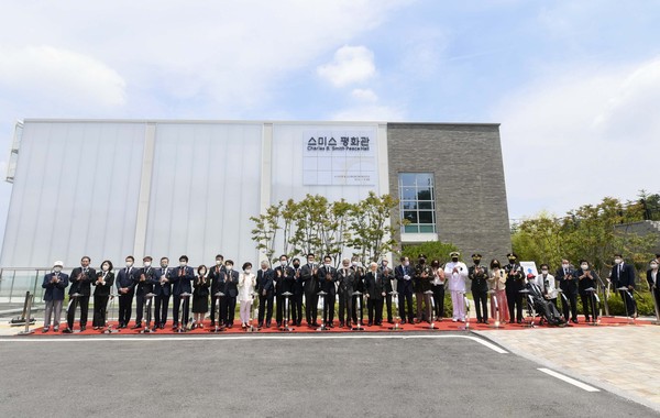 오산시는 5일 죽미령 평화공원에서 100여명의 초청자와 함께 6·25전쟁 및 오산 죽미령 전투 제70주년 기념 오산 죽미령 평화공원 개장식과 스미스부대 전몰장병 추도식을 가졌다. (사진제공=오산시청)