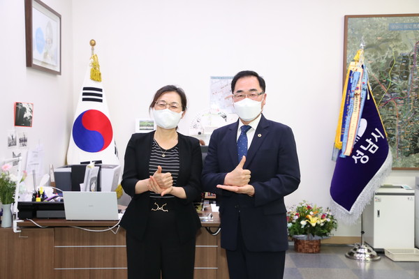 성남시의회 윤창근 의장은 지난 3일 은수미 시장을 방문해 시정 발전을 위해 협치 방안을 논의했다. (사진제공=성남시의회)