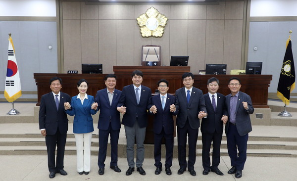 수원시의회는 지난 3일 제353회 임시회 제3차 본회의를 열어 제11대 후반기를 이끌어갈 상임위원장을 선출했다. 사진 왼쪽부터 이현구 도시환경위원장, 이미경 복지안전위원장, 유재광 의회운영위원장, 조석환 의장, 김기정 부의장, 양진하 기획경제위원장, 김정렬 문화체육교육위원장, 채명기 예산결산특별위원장. (사진제공=수원시의회)