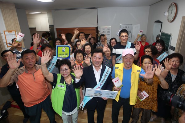 동구사랑상품권 주민 홍보 위해 금창동 경로당 방문 현장 모습 (사진제공=동구청)