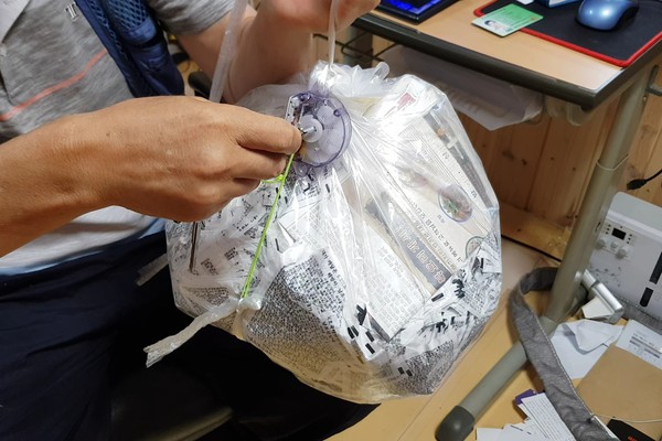 이 단장은 대북 전단 살포가 성공하려면 풍향과 풍선, 타이머가 완벽하게 준비돼야 한다고 설명했다. 사진은 이 대표가 실제 활용 중인 타이머 시연 모습. (사진=장민호 기자)