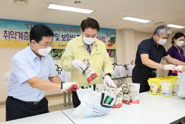 최대호 시장이 시원한 여름나기 용품을 포장하고 취약계층에 전달하고 있다. (사진제공=안양시청)