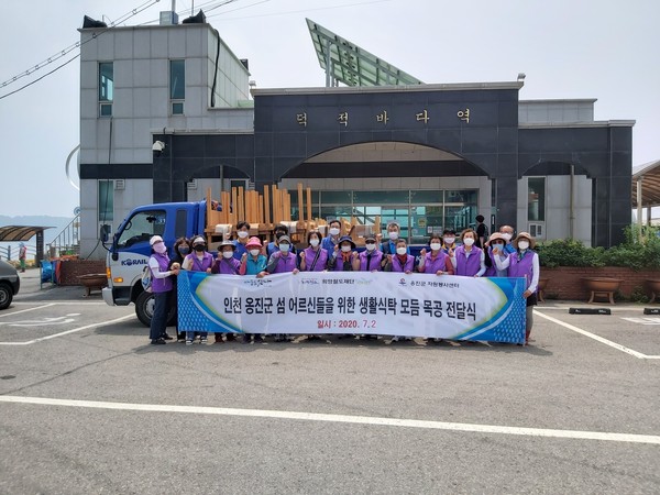 옹진군자원봉사센터는 지난 6월 협약 맺은 희망철도 재능나눔 봉사단과 함께 지난 2일 생활목공제품인 식탁과 식탁용 의자를 인천 옹진군 덕적도의 취약계층 10가구에 전달했다. (사진제공=옹진군청)