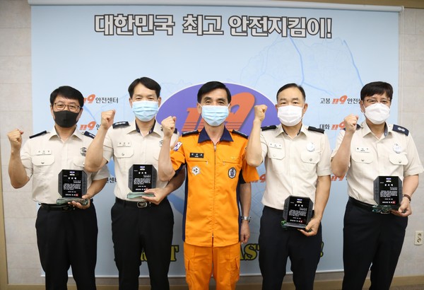 고양 일산소방서는 6일 소회의실에서 30년 이상 장기근속한 소방공무원 4명에게 경기도지사 공로패를 수여했다. (사진제공=일산소방서)