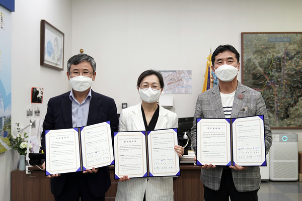 성남시는 6일 시장 집무실에서 한국청소년정책연구원·성남교육지원청과 ‘성남시 청소년의 건강한 성장지원을 위한 공공서비스의 통합적 네트워크 구축에 관한 업무협약’을 체결했다. (사진제공=성남시청)