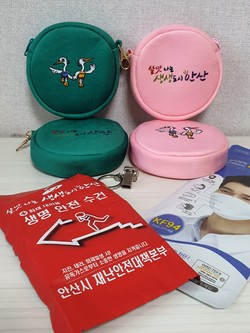 안산시가 청소년들의 안전을 위해 마스크와 손세정제, 생명수건 등이 담긴 ‘안전주머니’를 관내 초·중학교에 5만여 개를 보급한다. (사진제공=안산시청)