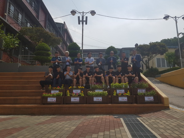 포천시 소재 영북고등학교 재학생들은 재능 기부로 제작된 아름답게 핀 화분의 꽃들을 지역 주요 단체에 기증했다. (사진제공=포천시청)