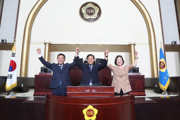 경기도의회는 7일 제10대 후반기 의장.부의장 선거를 실시해 장현국(사진 가운데) 의장과 진용복(왼쪽 첫 번째)·문경희(왼쪽에서 세 번째) 부의장 등을 선출했다. (사진제공=경기도의회)