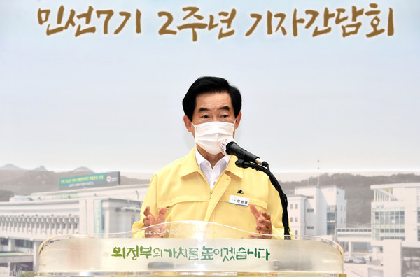 안병용 의정부시장이 7일 민선 7기 2주년 기자간담회를 열고 있다. (사진제공=의정부시청)