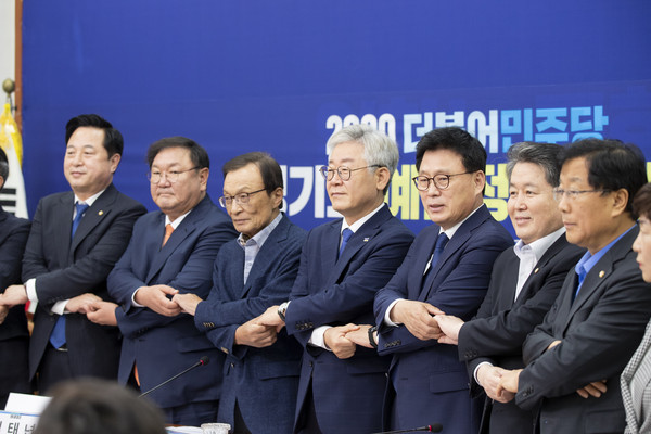 8일 오전 국회본청 더불어민주당 당대표 회의실에서 열린 더불어민주당-경기도 예산정책협의회에서 이재명 경기도지사와 이해찬 더불어민주당 대표, 김태년 원내대표, 박광온·김두관·윤호중·조정식·윤후덕·정성호·김경협 국회의원 등 참석자들이 기념촬영을 하고 있다. (사진제공=경기도청)