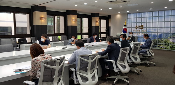 김포시가 마을버스 공영제를 내년부터 김포도시관리공사에 위탁 해 운영할 계획인 가운데 지난 7일 이를 위한 ‘마을버스 공영제 타당성 검토 용역 최종보고회’를 소통실에서 개최했다. (사진제공=김포시청)