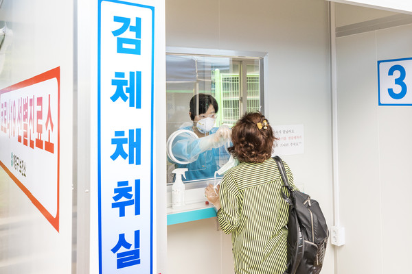 계양구가 코로나19 장기화 및 하절기 대비를 위해 코로나19 검사를 위한 새로운 방식의 ‘글로브-월(Glove-Wall)’ 시스템을 인천 최초로 도입했다.  (사진제공=계양구청)