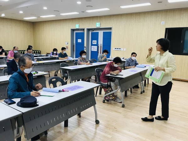 부평구 산곡노인문화센터가 지역 노인들을 대상으로 MBTI를 실시해 큰 호응을 얻고 있다. (사진제공=부평구청)