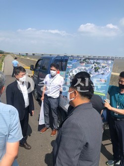 홍인성 인천 중구청장은 지난 7일 영종국제도시 자연환경을 활용한 사업 추진의 만전을 기하기 위해 현장점검에 나섰다.  (사진제공=중구청)