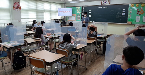 서구가 지난 6일 가정초등학교를 시작으로 이달부터 오는 11월까지 관내 24개 초․중․고등학교 182개 학급, 4866명을 대상으로 ‘학교로 찾아가는 아동권리교육’을 추진한다고 8일 밝혔다. (사진제공=서구청)