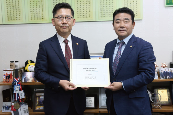 지난해 10월 2일 중단된 파주 ‘DMZ 평화관광’이 더불어민주당 박정 의원과 윤후덕 의원의 끈질긴 활약으로 조만간 재재될 전망이다. 사진은 박정 의원이 김현수 농림축산식품부 장관(왼쪽)을 만나 ‘ASF 관련 현안 해결 요청’ 후, 기념촬영 모습. (사진제공=박정 의원실)
