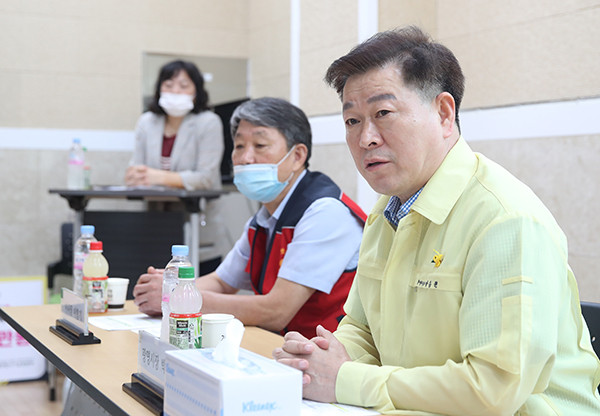 광명시는 8일 광명전통시장에서 광명시장상점가진흥사업협동조합 관계자들과 현장회의를 개최했다. (사진제공=광명시청)