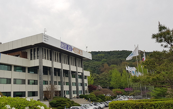 경기도가 ‘경기 수출기업 온라인 전시관’ 입점기업을 대상으로 10일 고양 소노캄 호텔에서 온라인 화상상담회를 개최한다. 사진은 경기도청 전경 (사진=중앙신문 DB)