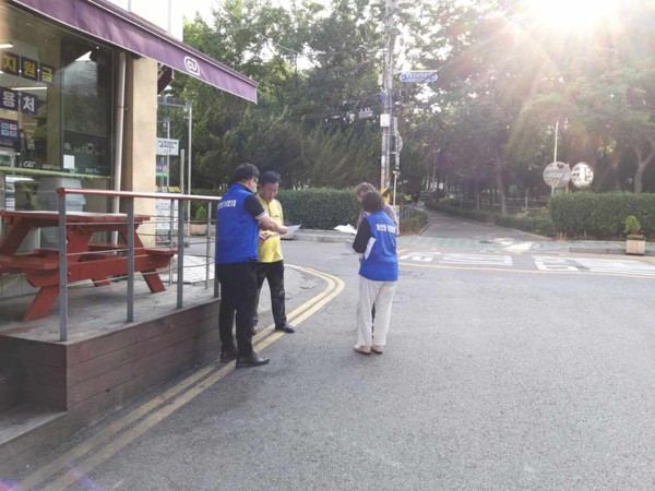 계양구 계산2동 보장협의체가 지난 7일, 초․중․고 학생을 둔 저소득 10가구를 선정해 ‘사랑의 꾸러미 지원사업’을 실시했다.  (사진제공=계양구청)