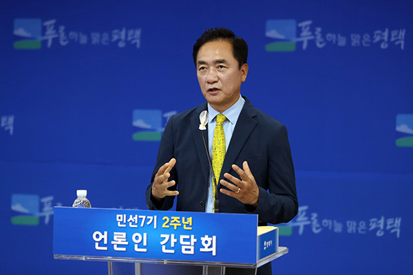 정장선 평택시장이 민선7기 2주년을 맞아 9일 시청 종합상황실에서 언론인 간담회를 열고 있다. (사진제공=평택시청)