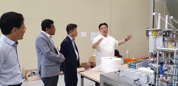 동구는 최근 관내 마스크 제조업체 엘비그린텍 등 관내 산업현장을 방문해 생산시설을 시찰하고 업체 관계자와 국내 마스크 산업 동향 등에 대해 의견을 나누고 코로나 19 지속에 따른 애로사항을 청취했다고 10일 밝혔다. (사진제공=동구청)