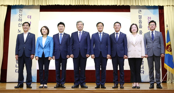 경기도의회는 지난 10일 의회 1층 대회의실에서 ‘제10대 경기도의회 의장단 전·후반기 이·취임식’을 실시했다. (사진제공=경기도의회)