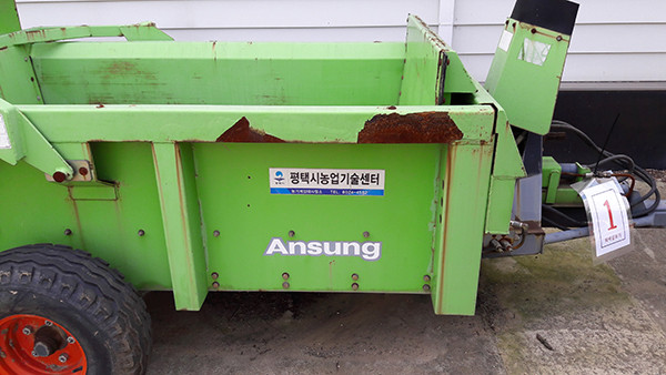 평택시는 농기계임사업소에서 임대용장비로 활용했던 노후 농기계 4종 21대를 관내 농업인이 매입할 수 있도록 수의매각 추진한다. 사진은 퇴비살포기. (사진제공=평택시청)