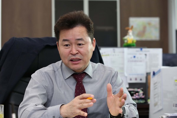 허인환 동구청장은 지난 9일 이승우 인천도시공사 사장과 면담을 갖고, 최근 공사 측에서 송림초교주변구역 입주예정자에게 “추가분담금이 발생할 수 있다”는 안내 문자를 발송한 것과 관련해 “추가분담금을 부과하는 것은 부당하다”며 이를 철회할 것을 강력하게 요구했다. (사진제공=동구청장)